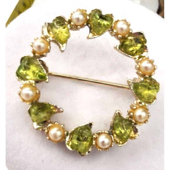 Vintage Gold-Tone Wreath Circle Brooch With Pearl & Green Stone Accents MCM - Picture 1 of 4